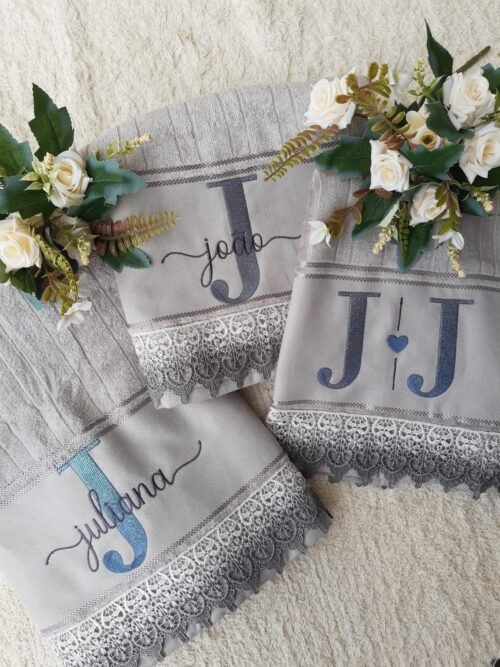 Conjunto Duas Toalhas de Banho e Uma de Rosto Personalizadas