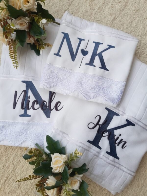 Conjunto Duas Toalhas de Banho e Uma de Rosto Personalizadas - Image 2