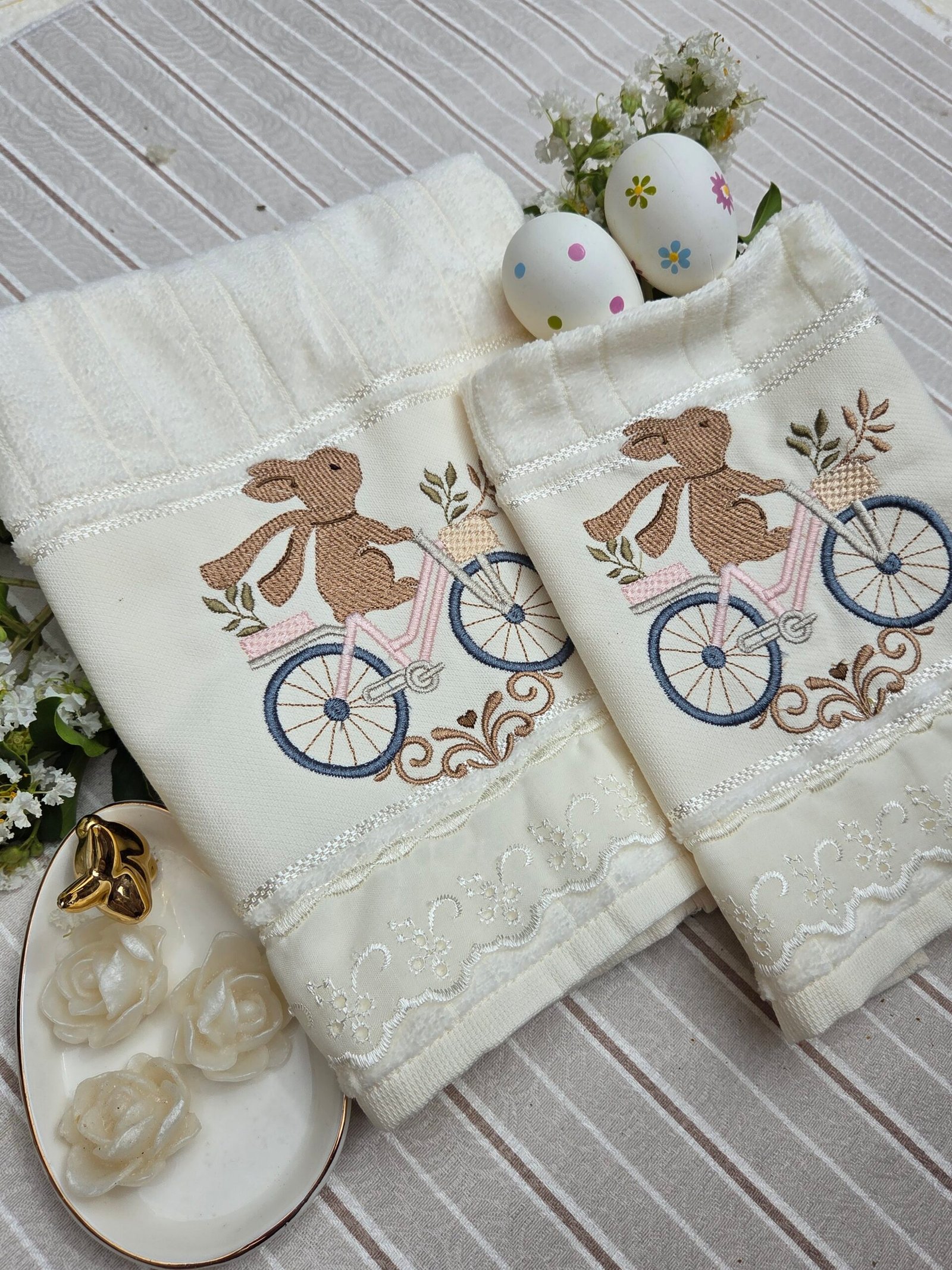 Jogo de Toalhas Rosto e Lavabo Páscoa | Coelhinho na Bicicleta com Flores