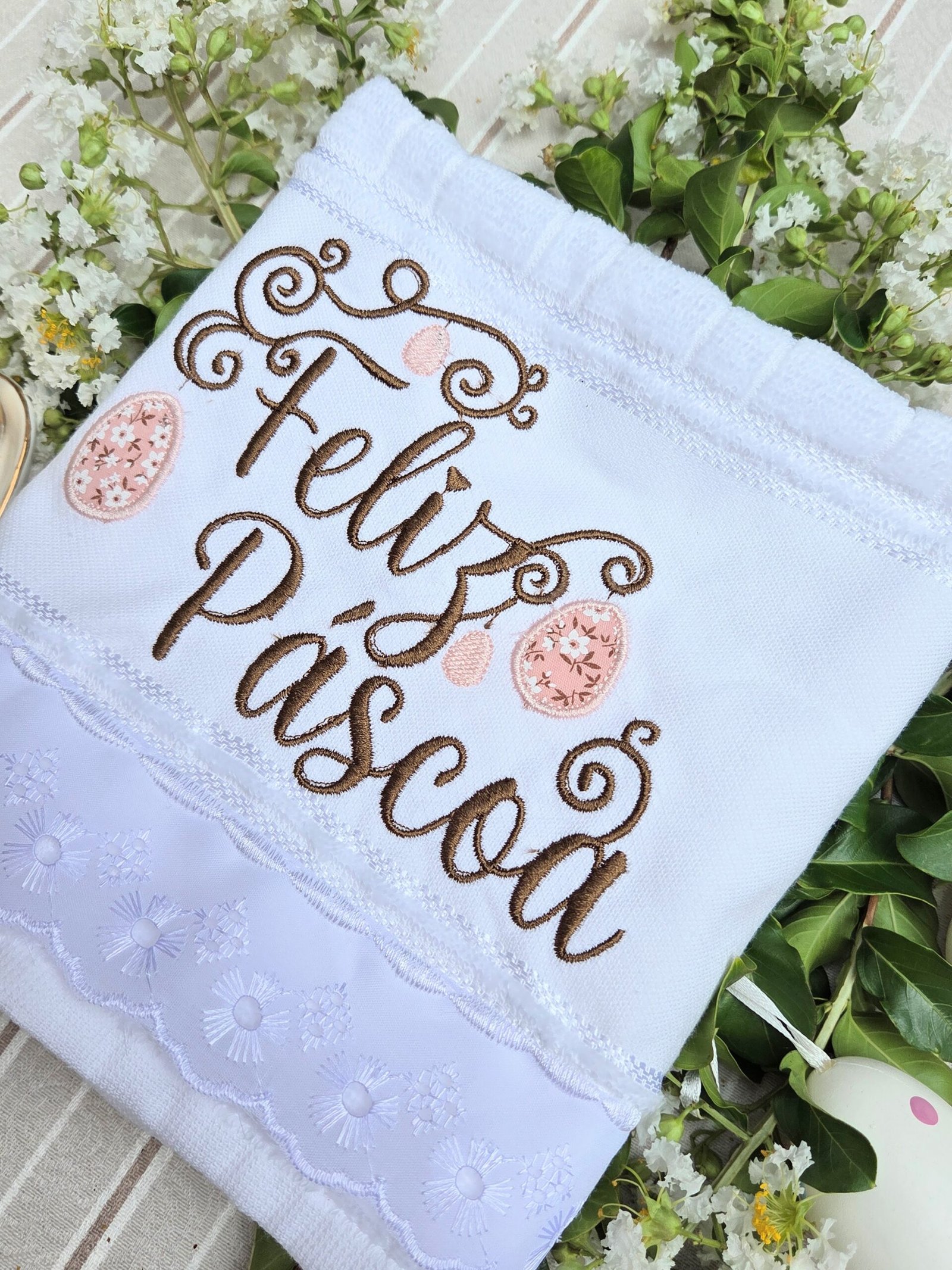 Toalha de Lavabo Bordada Feliz Páscoa | Detalhes de Ovos Florais Rosé