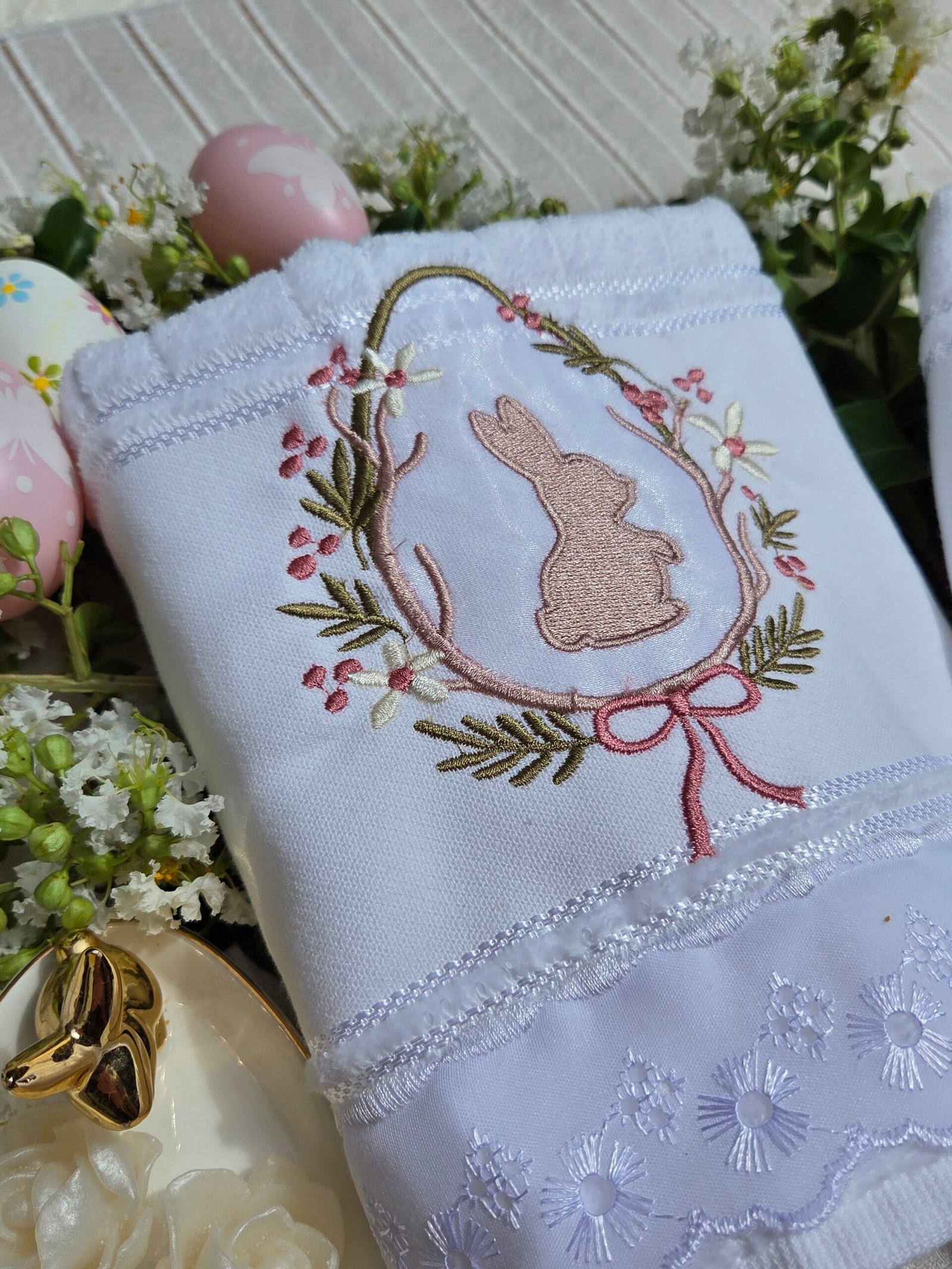Toalha de Lavabo Bordada Páscoa | Coelhinho Provençal Rosé