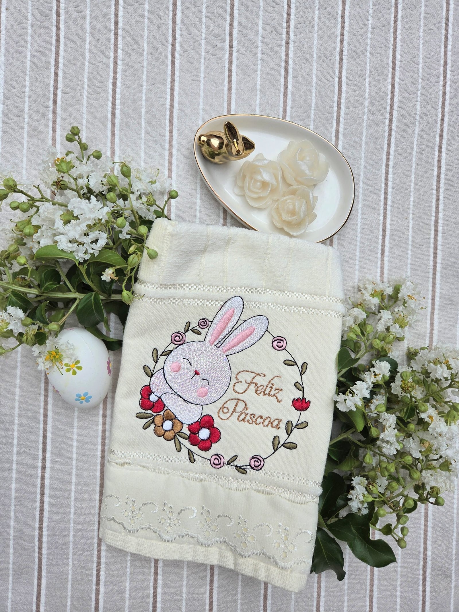 Toalha de Lavabo Bordada Feliz Páscoa | Coelhinha e Guirlanda de Flores