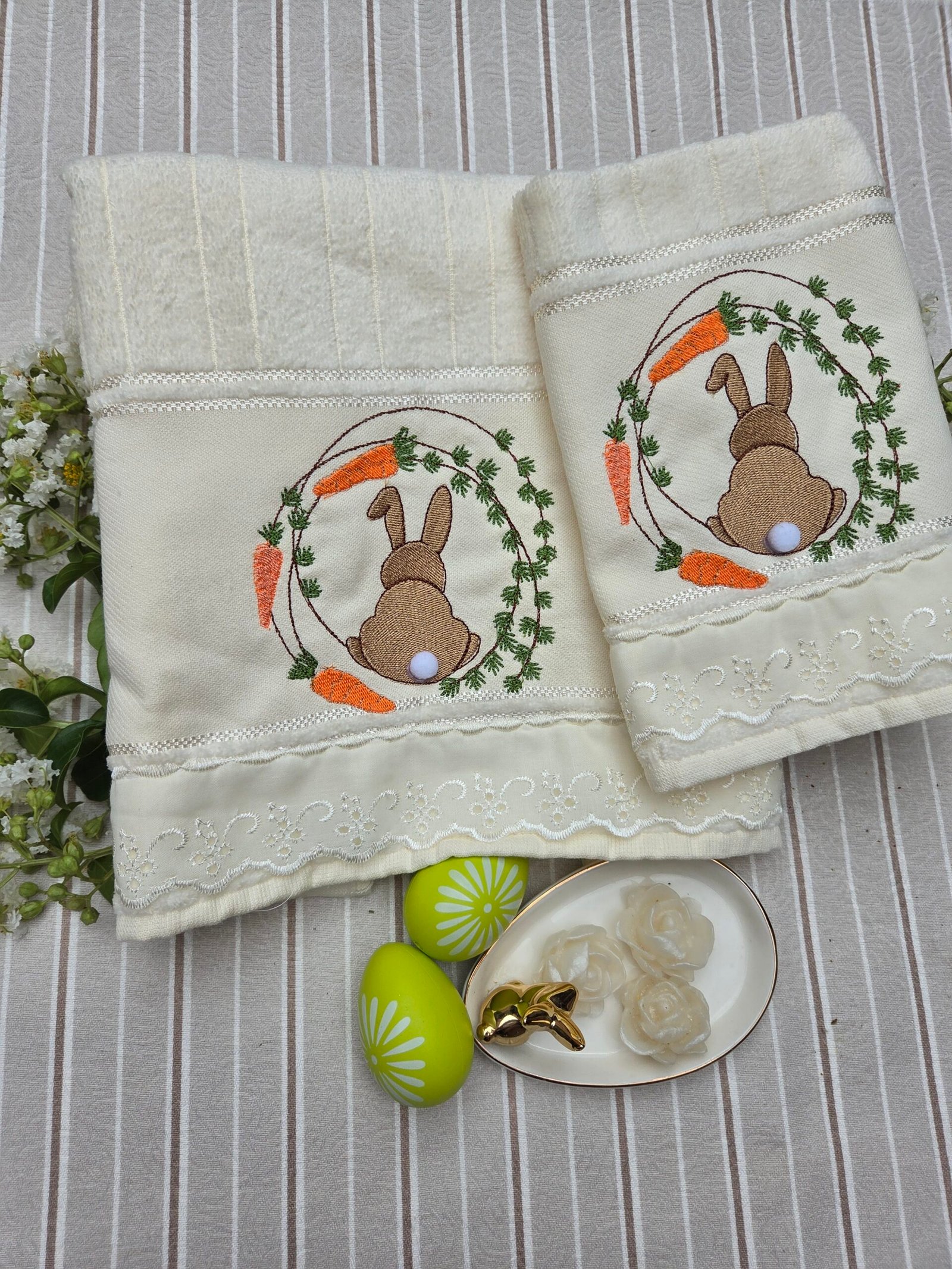 Jogo de Toalhas de Lavabo e Rosto Bordada Páscoa | Coelhinho e Cenouras